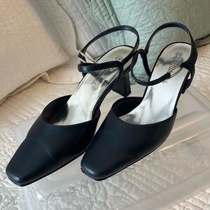 Statutes navy heeled dress shoes- wide width